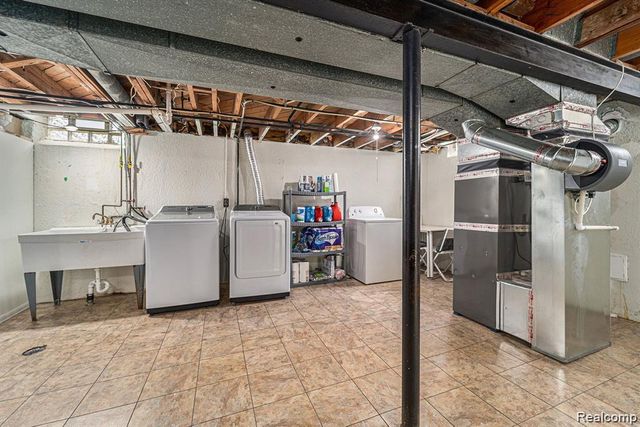 32960 Oakview Drive, Warren, MI 48092