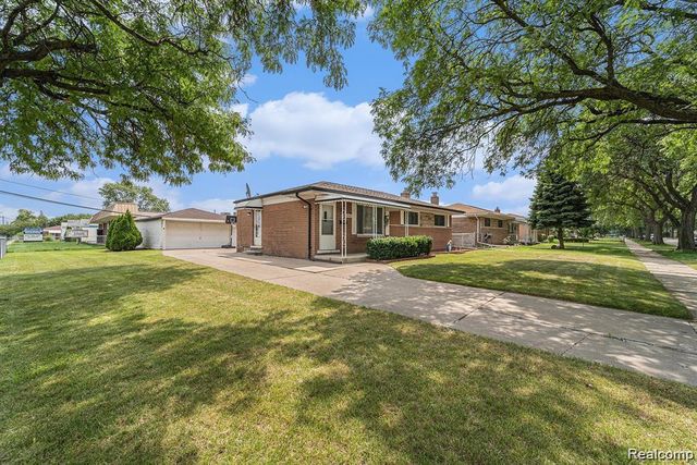 32960 Oakview Drive, Warren, MI 48092