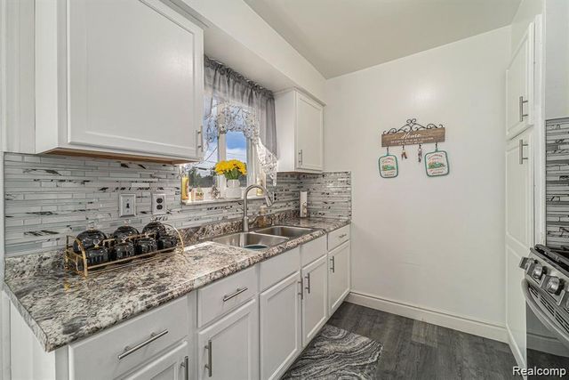 32960 Oakview Drive, Warren, MI 48092