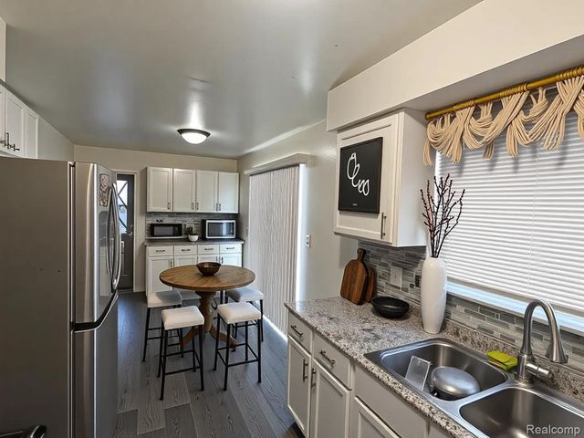 32960 Oakview Drive, Warren, MI 48092