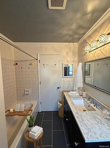 32960 Oakview Drive, Warren, MI 48092