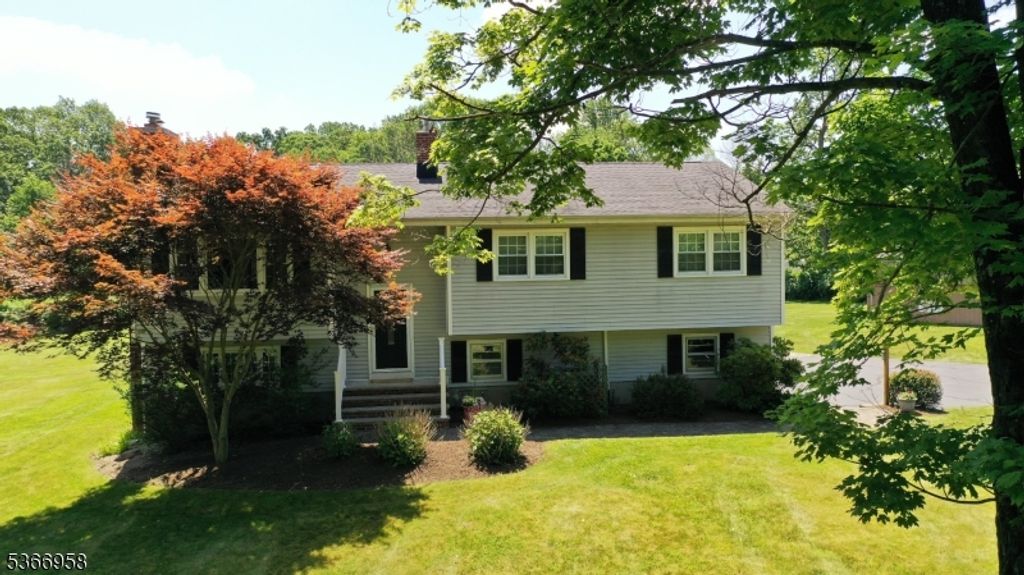 5 Parker Rd, Chester Twp., NJ 07930