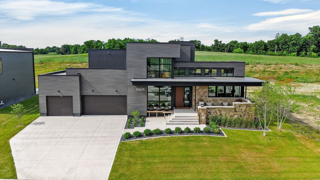 11925 NW Meadow Springs Drive, Johnston, IA 50131