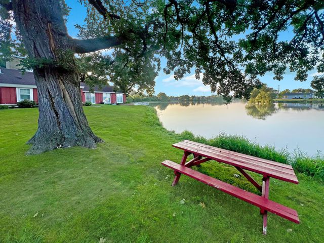 12 Surrey Court, Grayslake, IL 60030