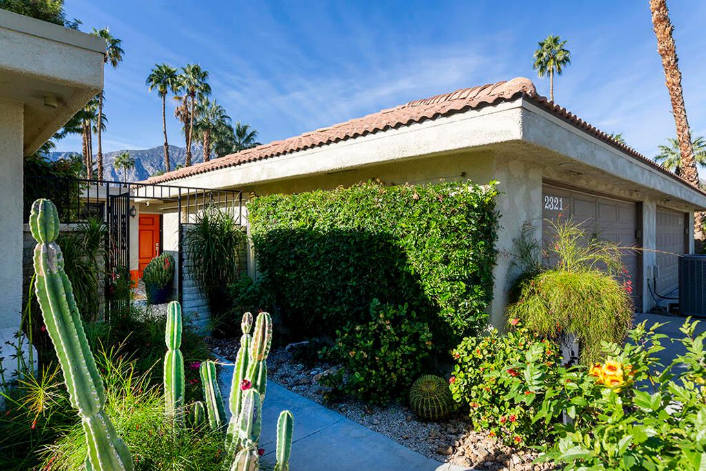 Image 4 of property listing at 2321 Silver Oak Circle, Palm Springs, CA 92264