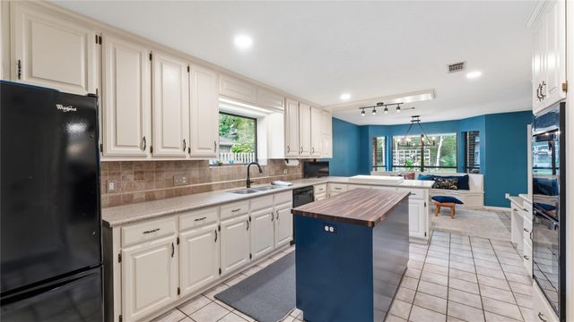 1415 River Oaks Drive, Huntsville, TX 77340