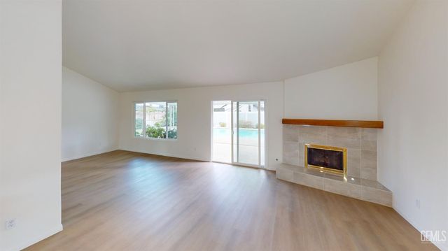 2000 Kinross Court, Bakersfield, CA 93309