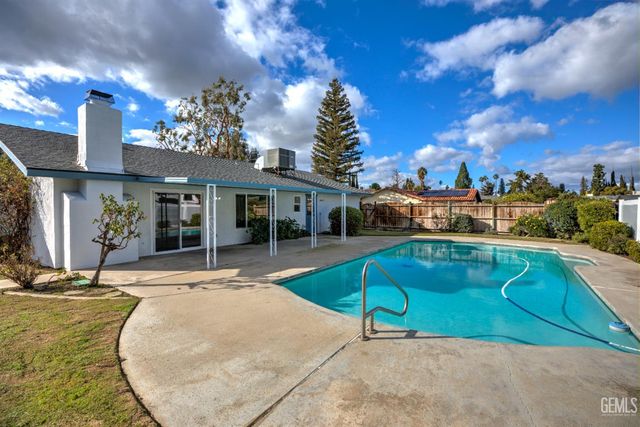 2000 Kinross Court, Bakersfield, CA 93309