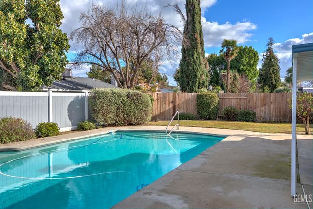 2000 Kinross Court, Bakersfield, CA 93309