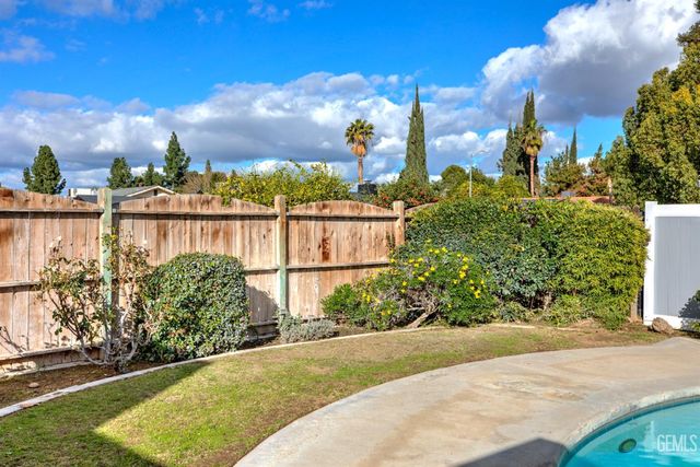 2000 Kinross Court, Bakersfield, CA 93309