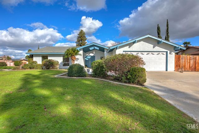 2000 Kinross Court, Bakersfield, CA 93309