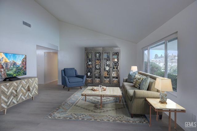 2000 Kinross Court, Bakersfield, CA 93309