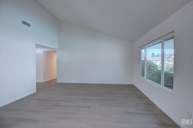 2000 Kinross Court, Bakersfield, CA 93309