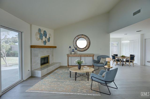 2000 Kinross Court, Bakersfield, CA 93309