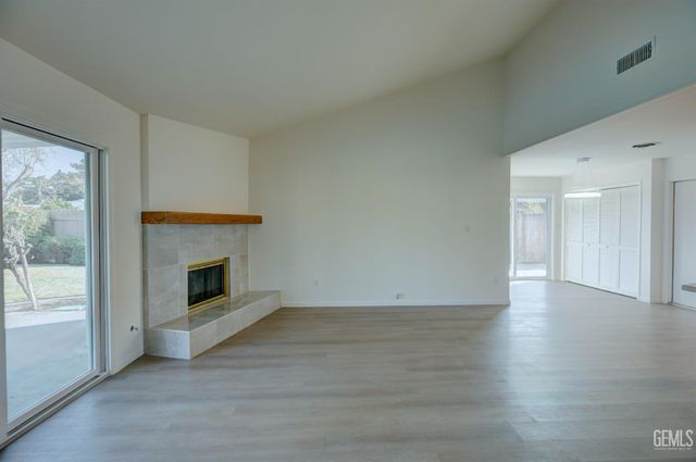 2000 Kinross Court, Bakersfield, CA 93309