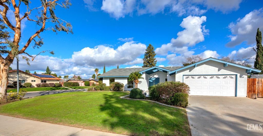 2000 Kinross Court, Bakersfield, CA 93309