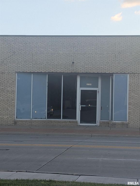 3158 AVENUE OF THE CITIES Avenue, Moline, IL 61265