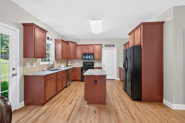 202 Prestwick Drive, Hoschton, GA 30548