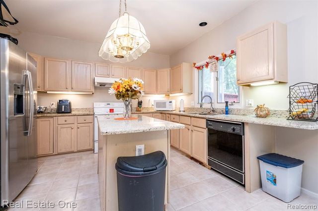 5560 Huron Hills Drive, Commerce Twp, MI 48382