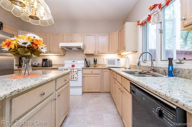 5560 Huron Hills Drive, Commerce Twp, MI 48382