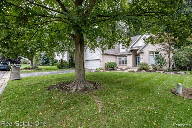 5560 Huron Hills Drive, Commerce Twp, MI 48382