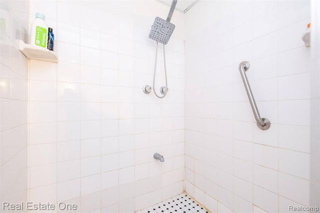 5560 Huron Hills Drive, Commerce Twp, MI 48382