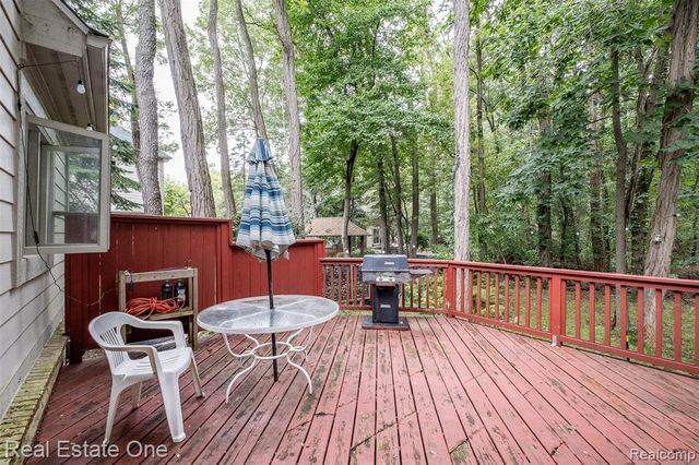 5560 Huron Hills Drive, Commerce Twp, MI 48382