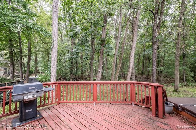 5560 Huron Hills Drive, Commerce Twp, MI 48382