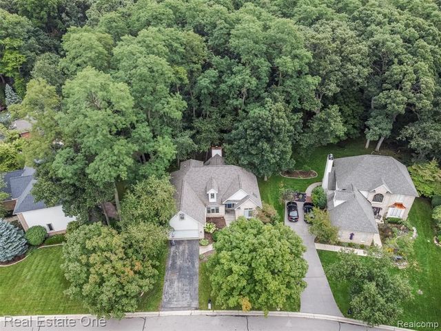 5560 Huron Hills Drive, Commerce Twp, MI 48382