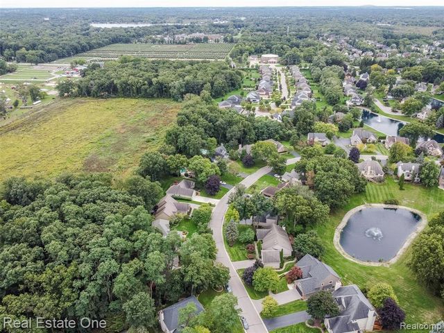 5560 Huron Hills Drive, Commerce Twp, MI 48382