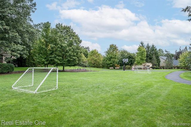 5560 Huron Hills Drive, Commerce Twp, MI 48382