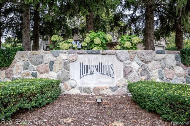 5560 Huron Hills Drive, Commerce Twp, MI 48382