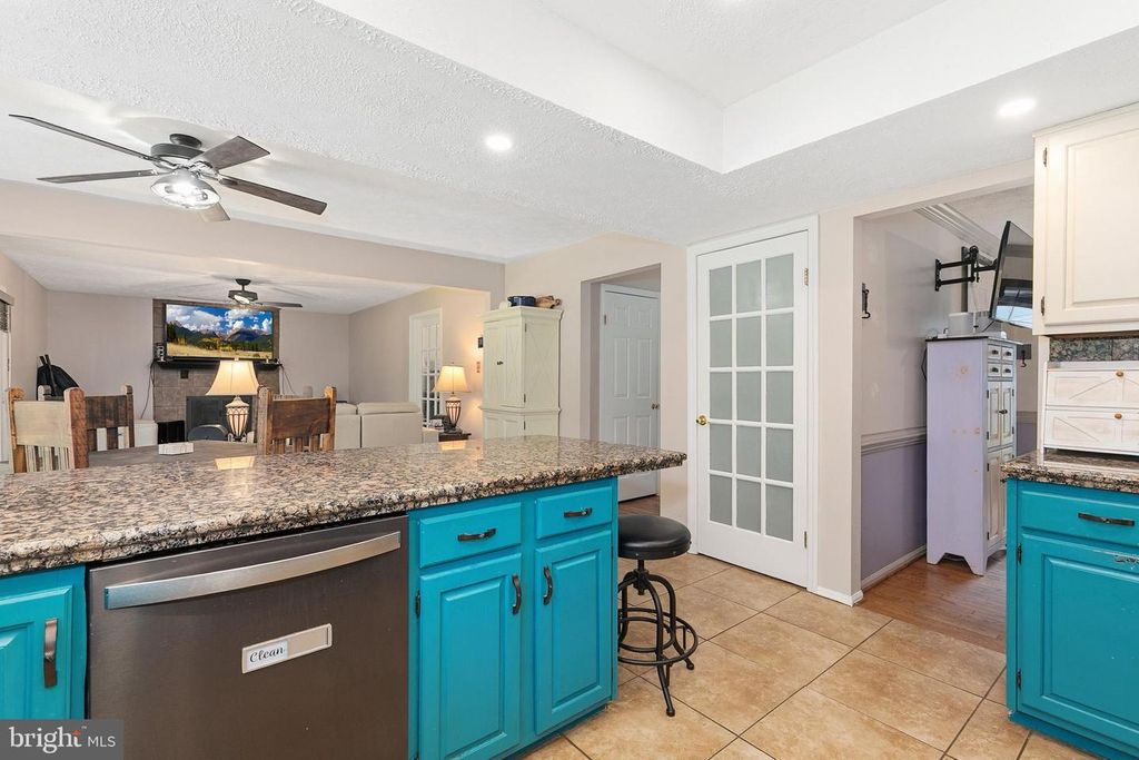 Image 10 of property listing at 10924 BEECH CREEK DR, Columbia, MD 21044