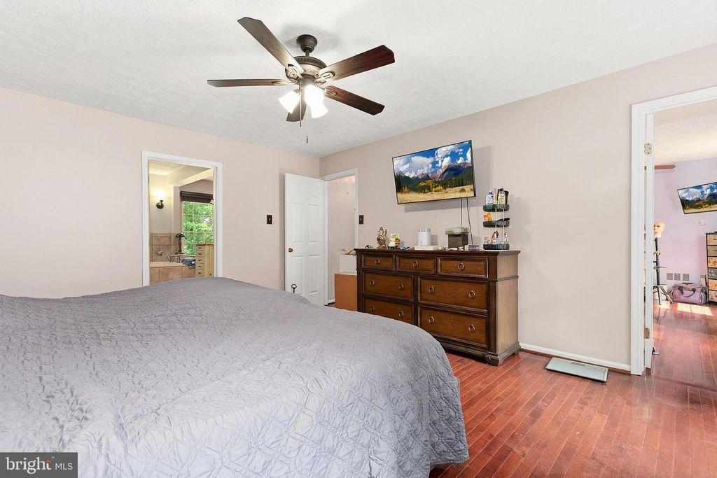 Image 22 of property listing at 10924 BEECH CREEK DR, Columbia, MD 21044