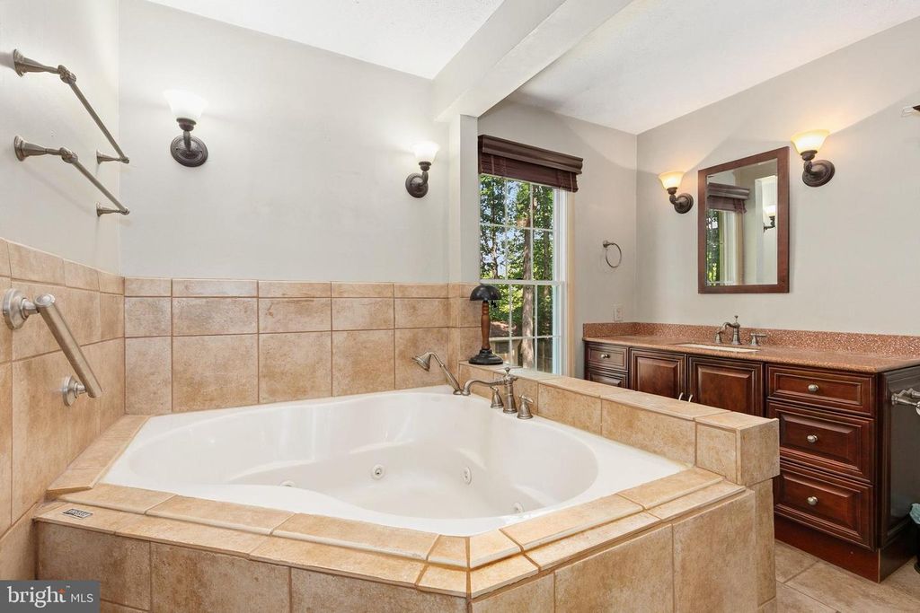 Image 25 of property listing at 10924 BEECH CREEK DR, Columbia, MD 21044
