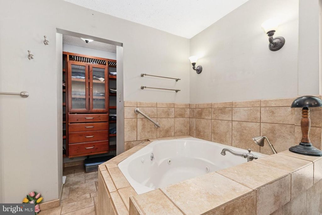 Image 26 of property listing at 10924 BEECH CREEK DR, Columbia, MD 21044