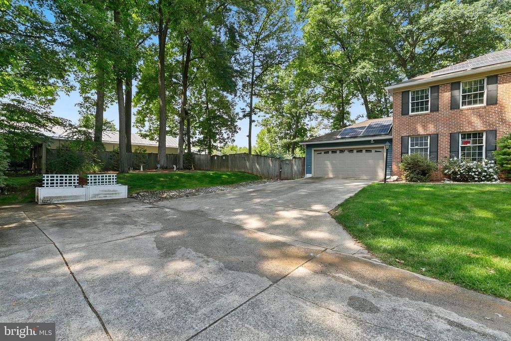 Image 3 of property listing at 10924 BEECH CREEK DR, Columbia, MD 21044