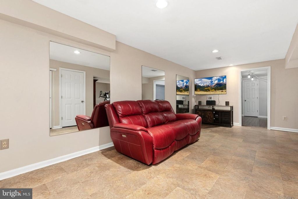 Image 34 of property listing at 10924 BEECH CREEK DR, Columbia, MD 21044