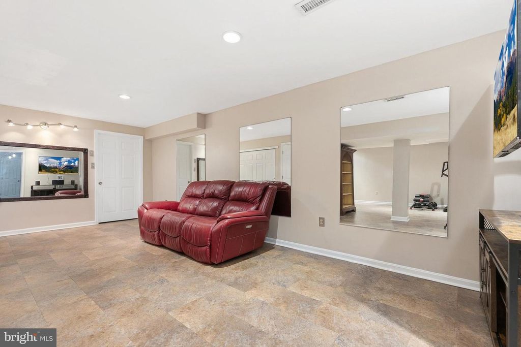 Image 35 of property listing at 10924 BEECH CREEK DR, Columbia, MD 21044