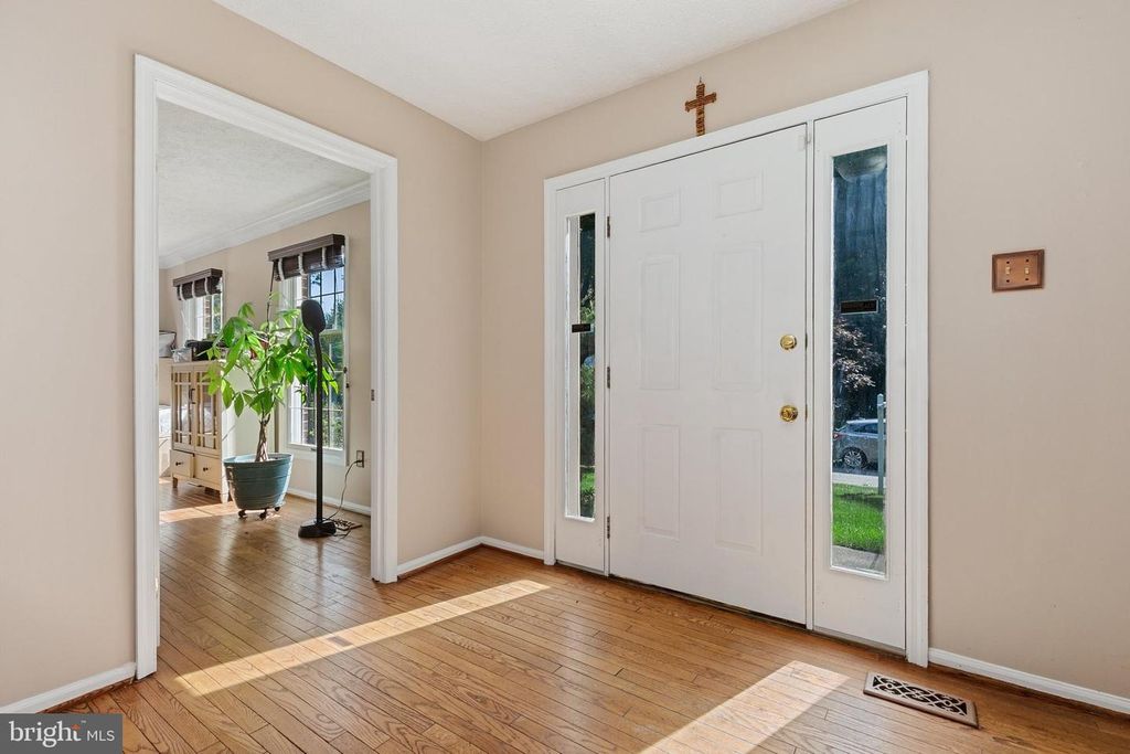 Image 4 of property listing at 10924 BEECH CREEK DR, Columbia, MD 21044