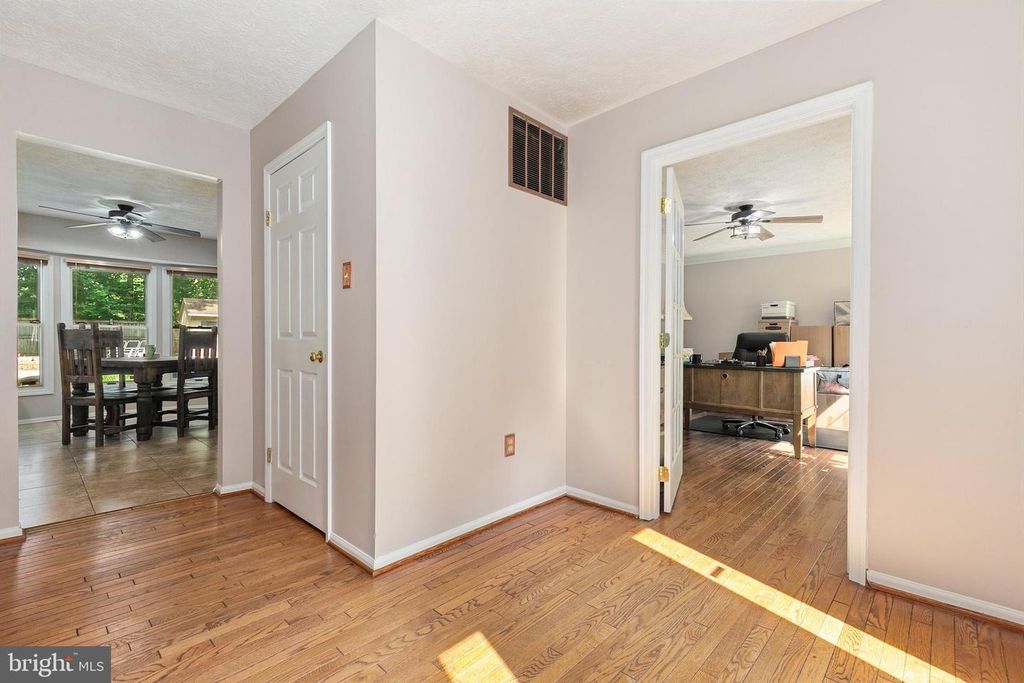 Image 5 of property listing at 10924 BEECH CREEK DR, Columbia, MD 21044
