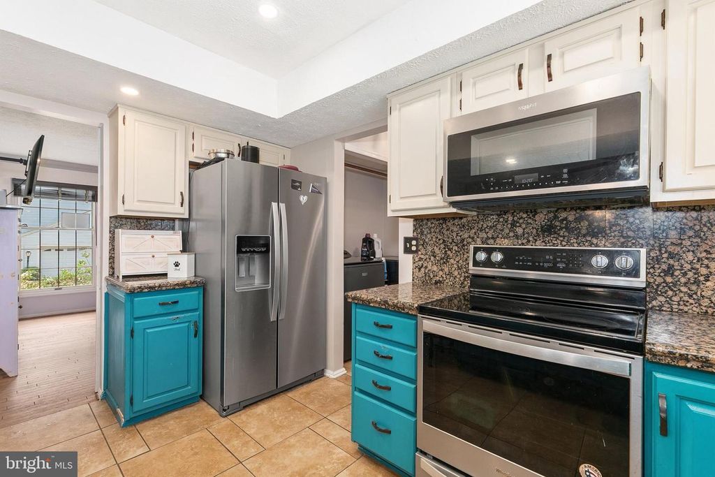 Image 8 of property listing at 10924 BEECH CREEK DR, Columbia, MD 21044