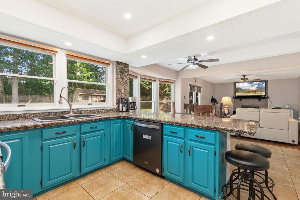 Image 9 of property listing at 10924 BEECH CREEK DR, Columbia, MD 21044