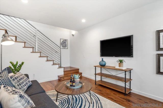 215 2nd Street 104, Encinitas, CA 92024