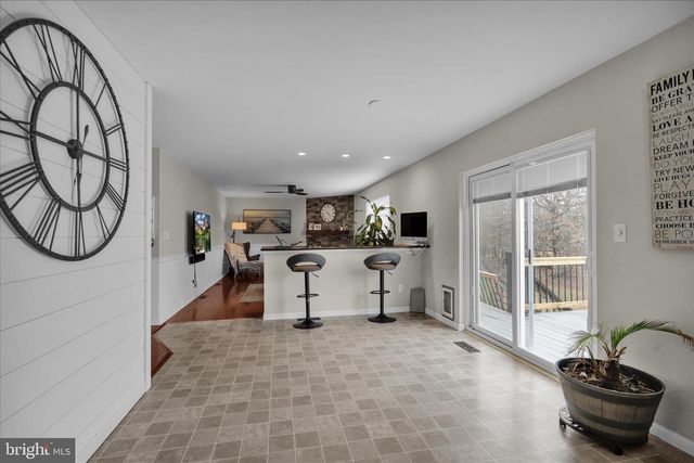 910 CLOVER LN, Gilbertsville, PA 19525