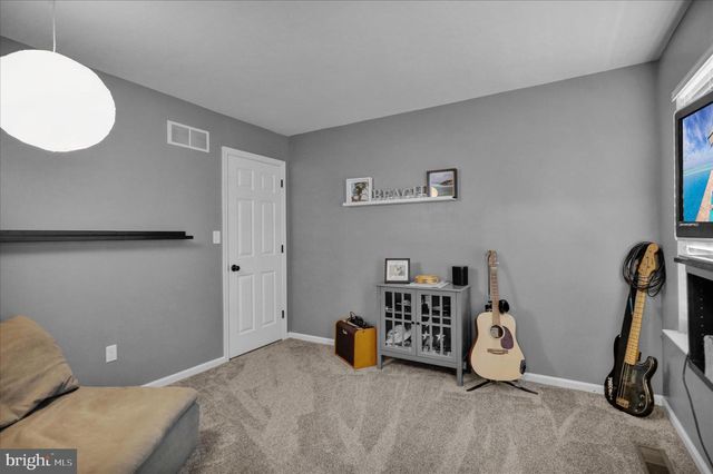 910 CLOVER LN, Gilbertsville, PA 19525