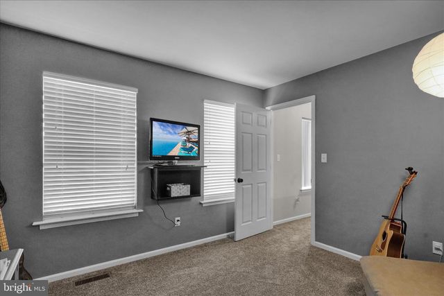 910 CLOVER LN, Gilbertsville, PA 19525