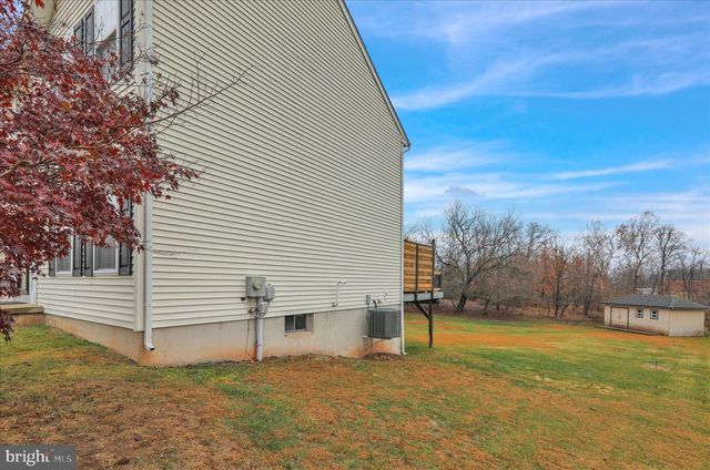 910 CLOVER LN, Gilbertsville, PA 19525