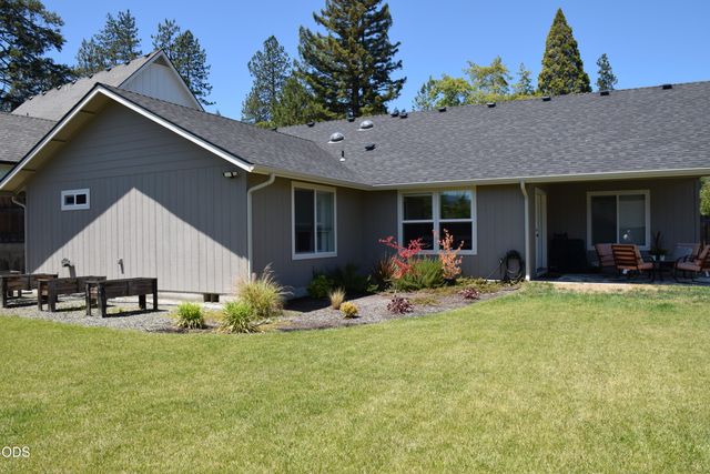 303 NW Collette Way, Grants Pass, OR 97526