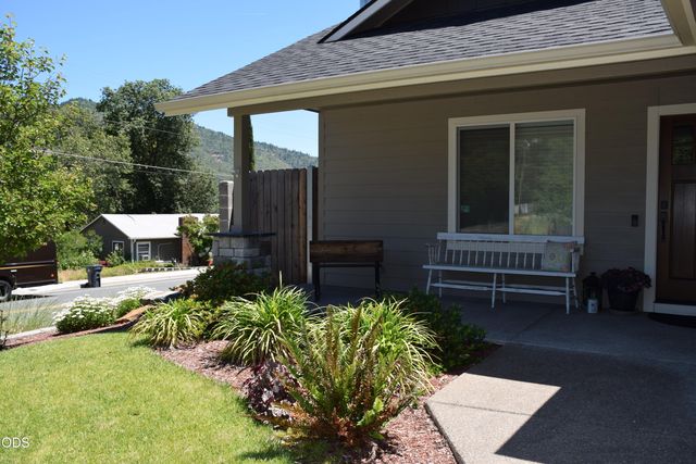 303 NW Collette Way, Grants Pass, OR 97526